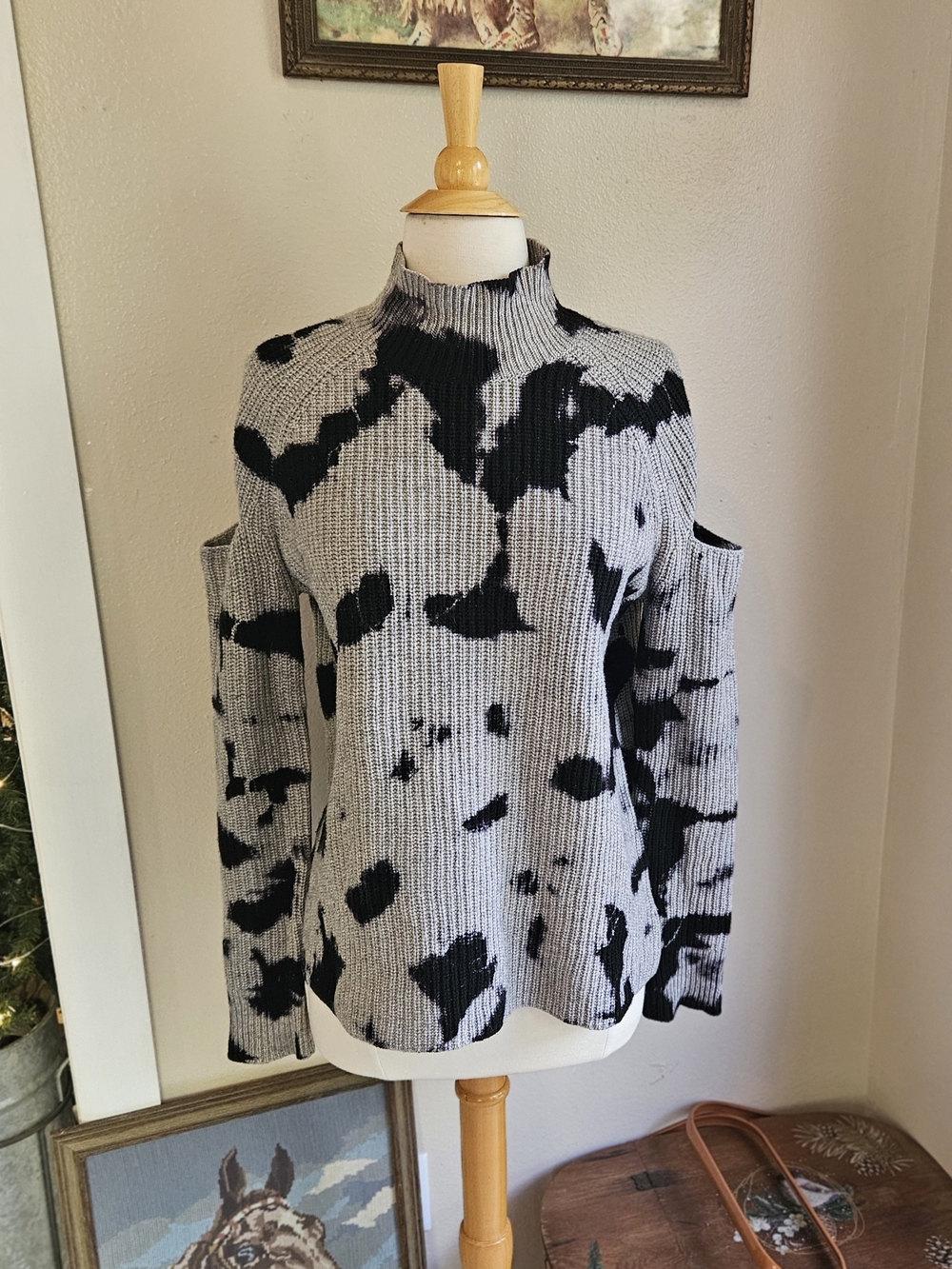Unique Zoe Jordan Cold-Shoulder Knit Sweater